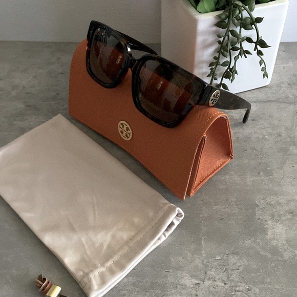 Tory Burch | Tortoise Sunglasses - Picture 4 of 4